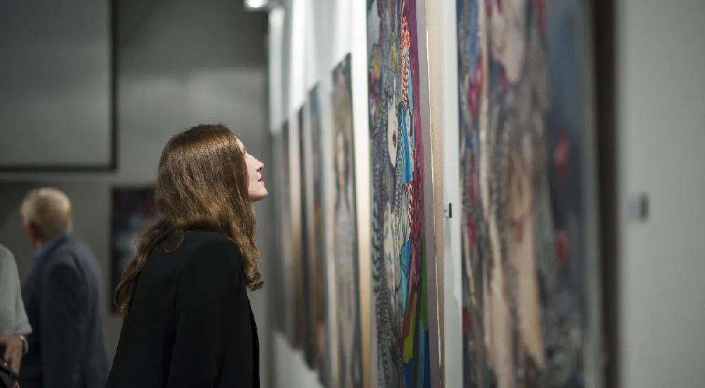 ONA  definiująca kobiecość  wystawa malarstwa MAGGIE PIU - Metal